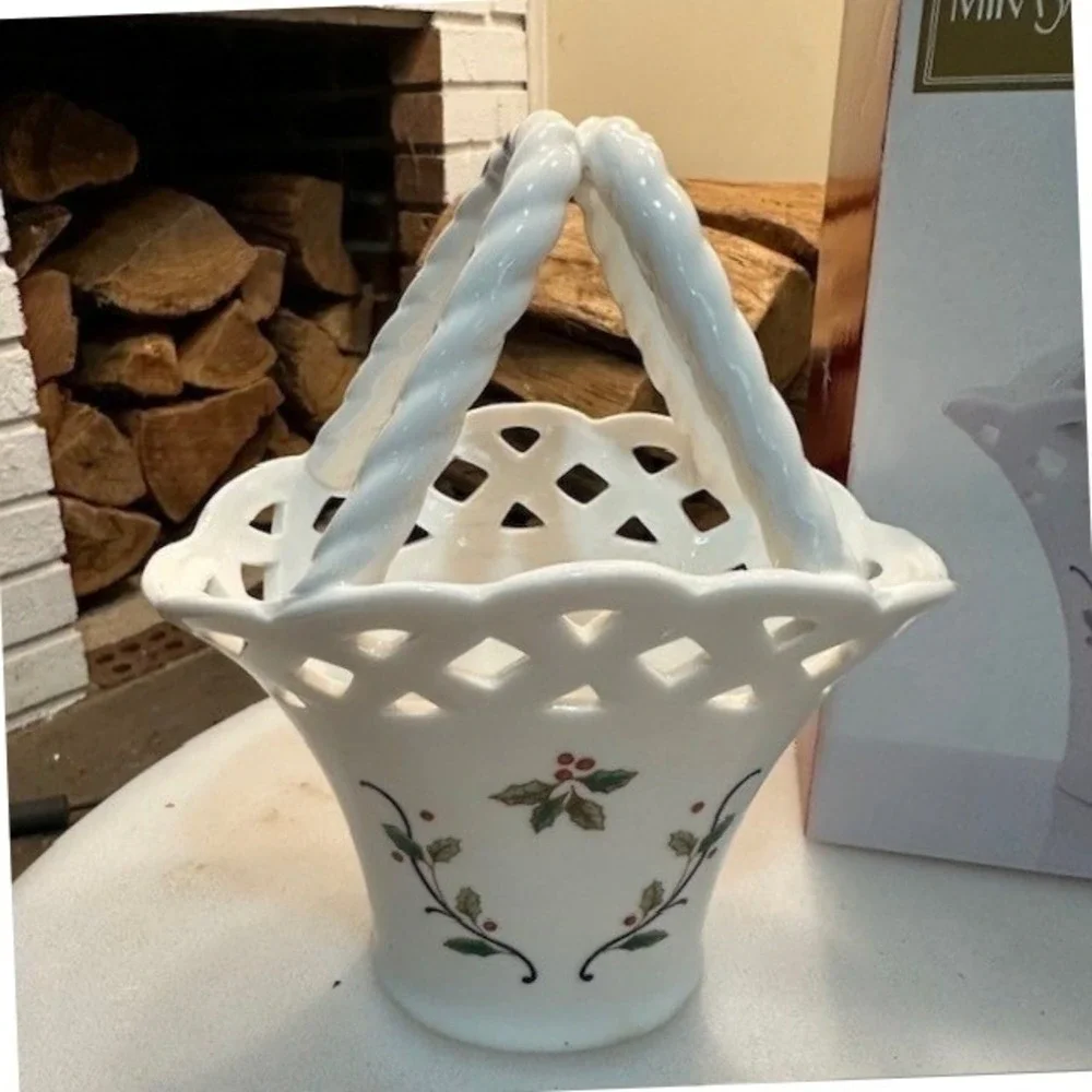 Mikasa‎ Holiday Lace Basket RL040-755 White Ceramic Holly 7.5